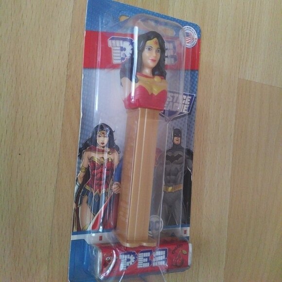💲2⃣▶▶Wonder Woman PEZ Dispenser - Red and Tan - Picture 3 of 4